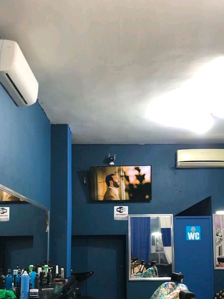 Estación de trabajo con espejo y televisión