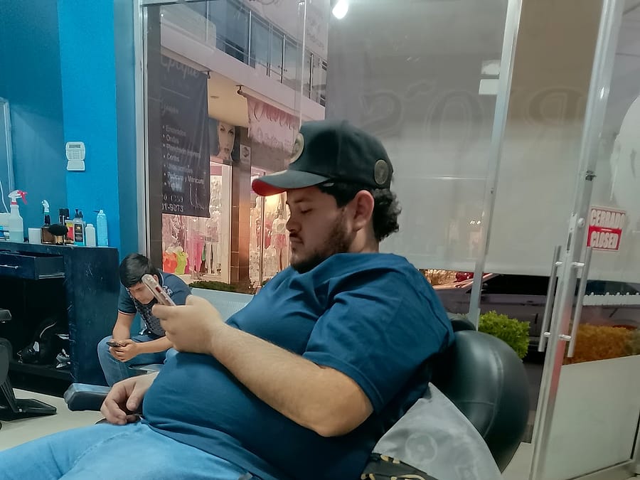 Cliente esperando en la silla de barbero