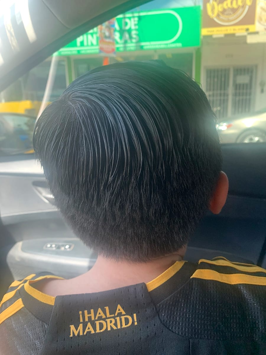 Corte de niño visto por detrás
