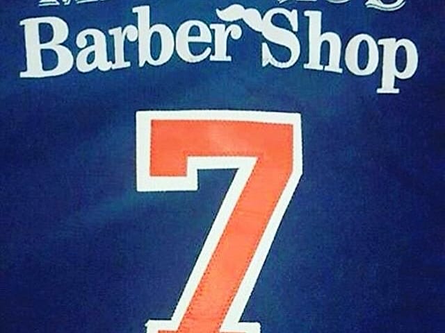 Playera con el logotipo de Makario's Barber Shop