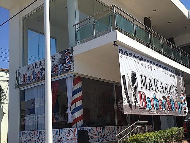 Fachada de Makario's Barber Shop en la Plaza Centro